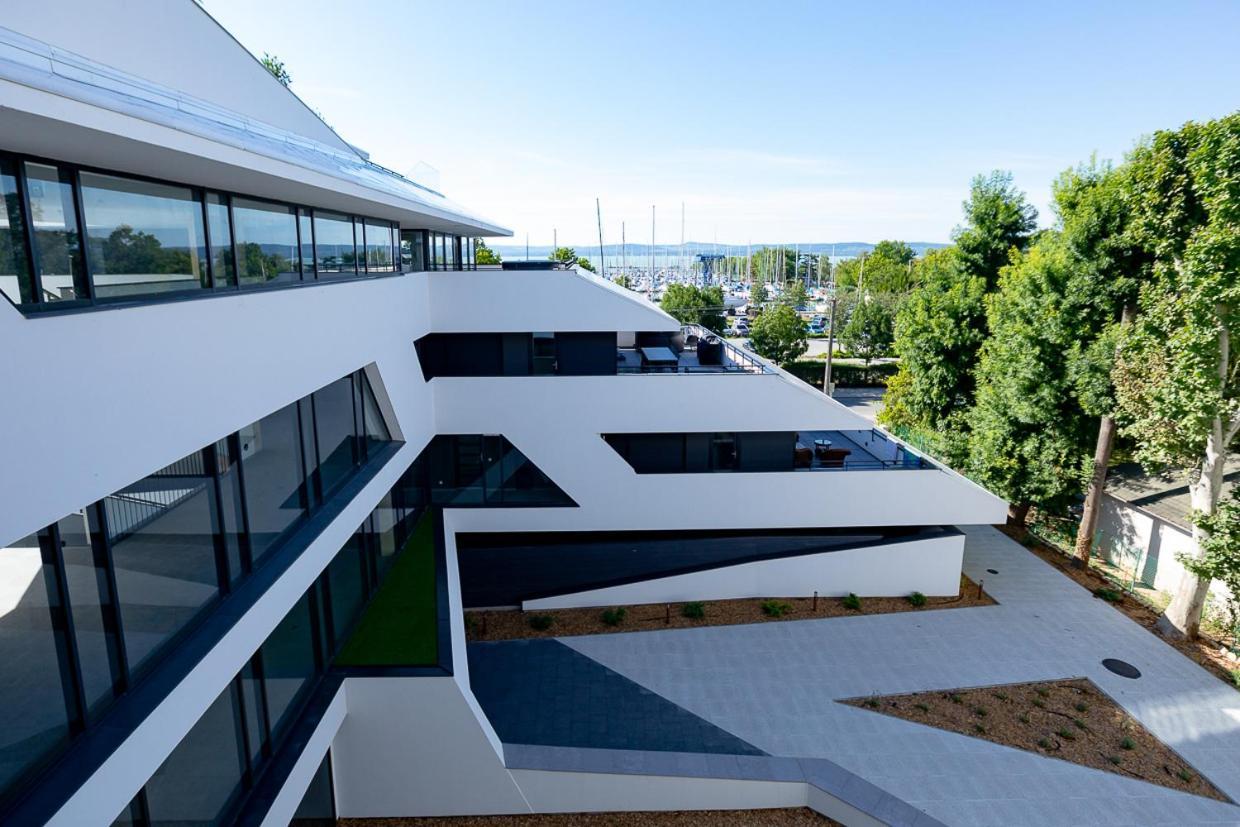 Marina Apartman Hotel Balatonszárszó Exteriör bild