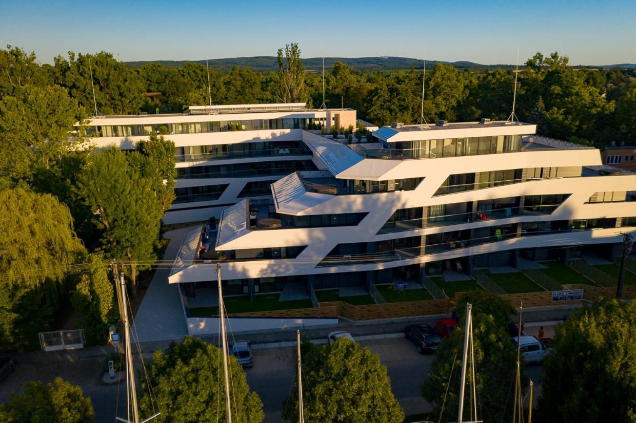 Marina Apartman Hotel Balatonszárszó Exteriör bild