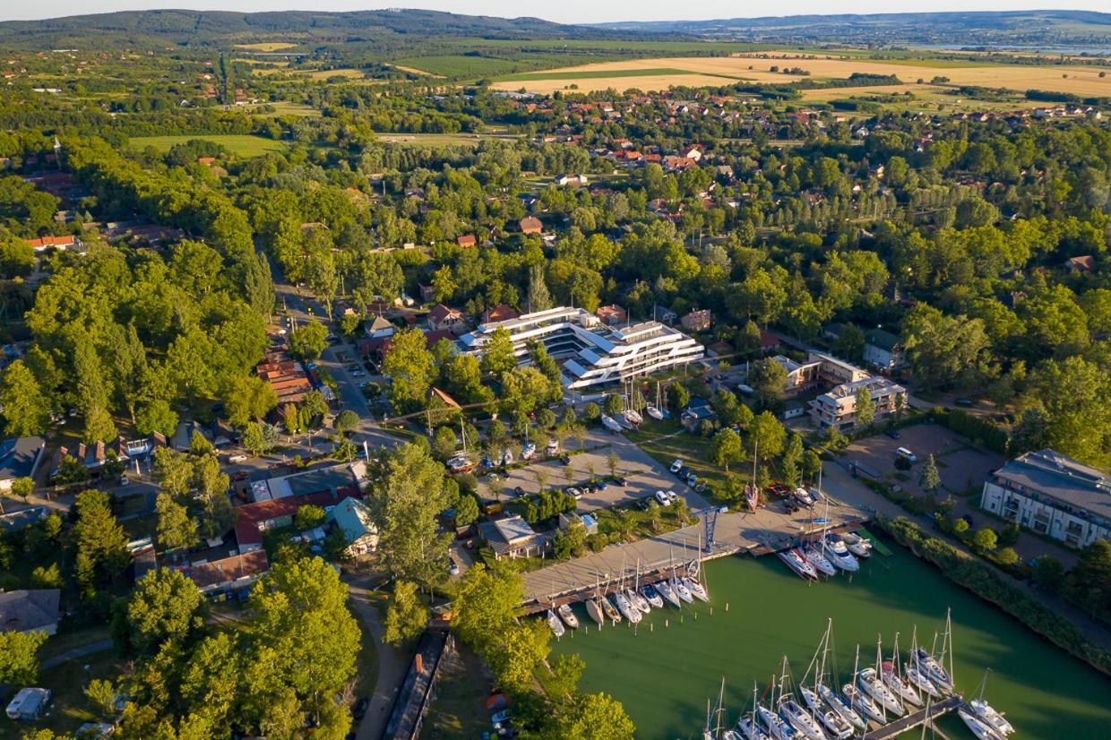 Marina Apartman Hotel Balatonszárszó Exteriör bild