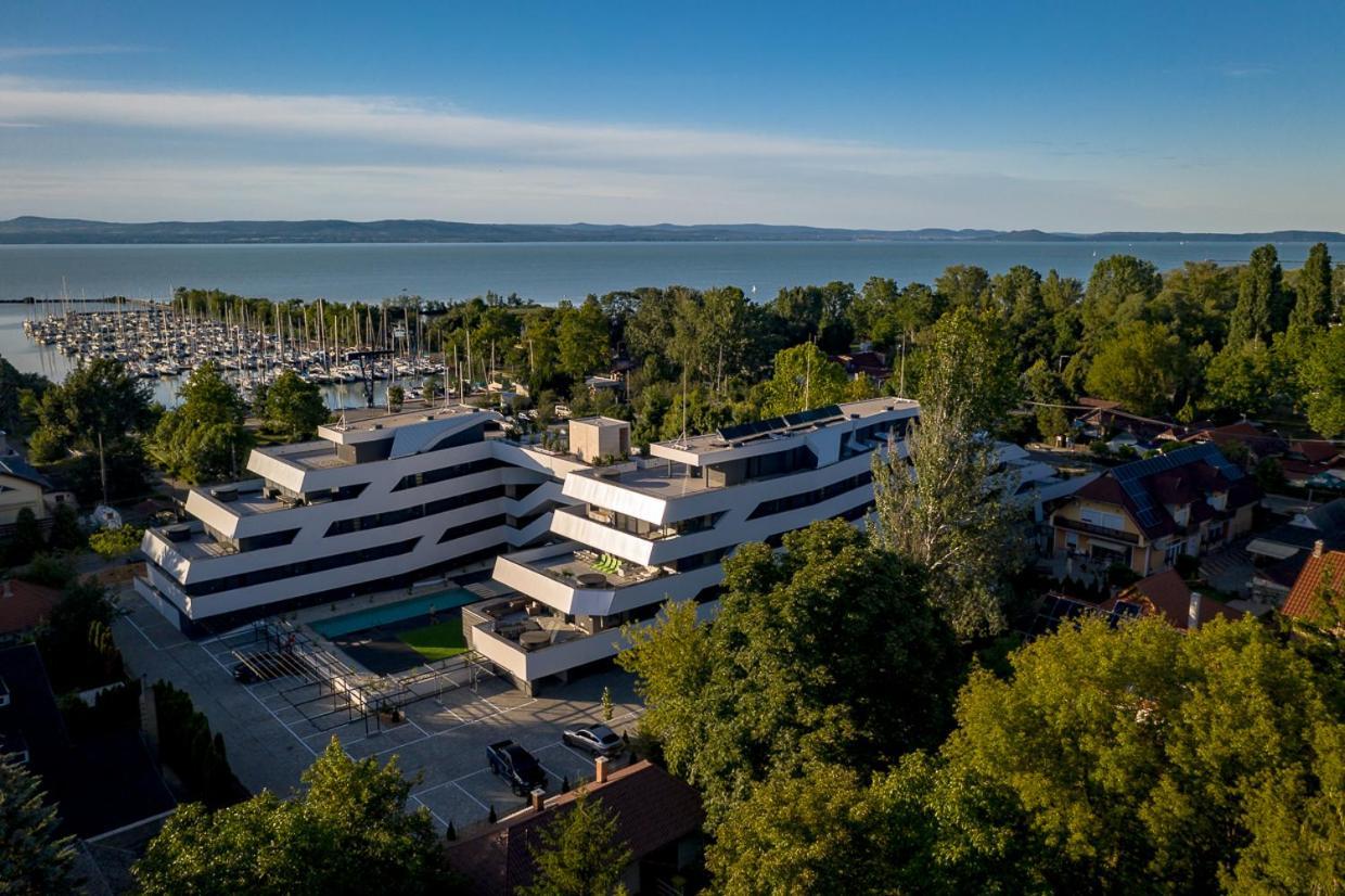 Marina Apartman Hotel Balatonszárszó Exteriör bild