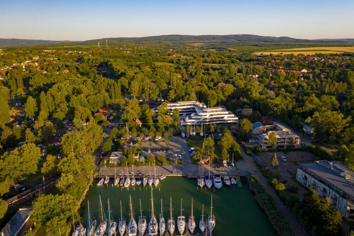 Marina Apartman Hotel Balatonszárszó Exteriör bild