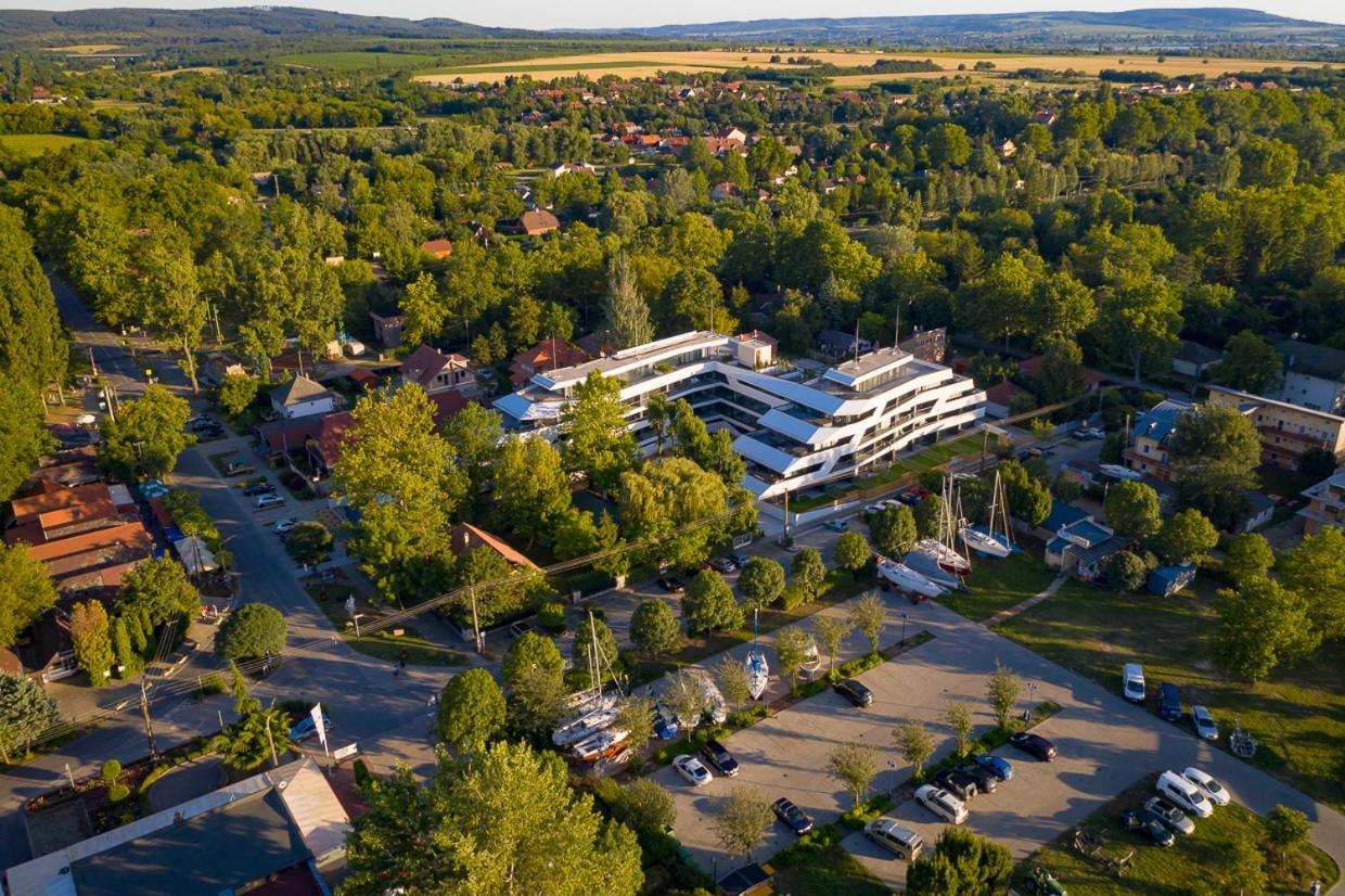 Marina Apartman Hotel Balatonszárszó Exteriör bild