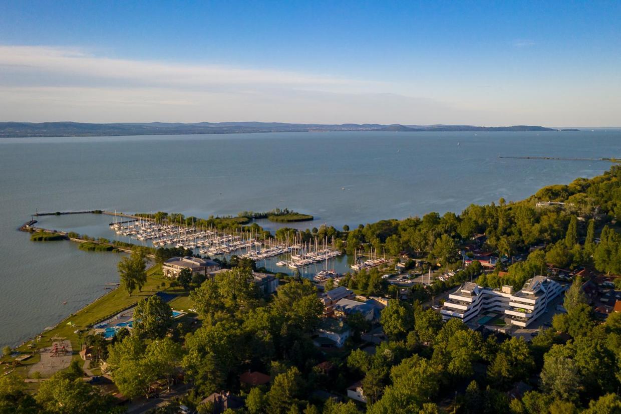 Marina Apartman Hotel Balatonszárszó Exteriör bild