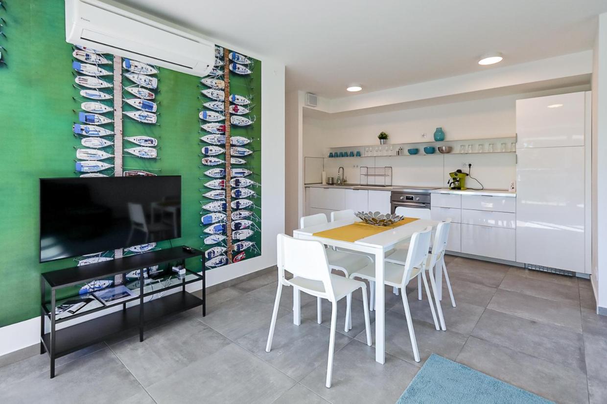 Marina Apartman Hotel Balatonszárszó Exteriör bild