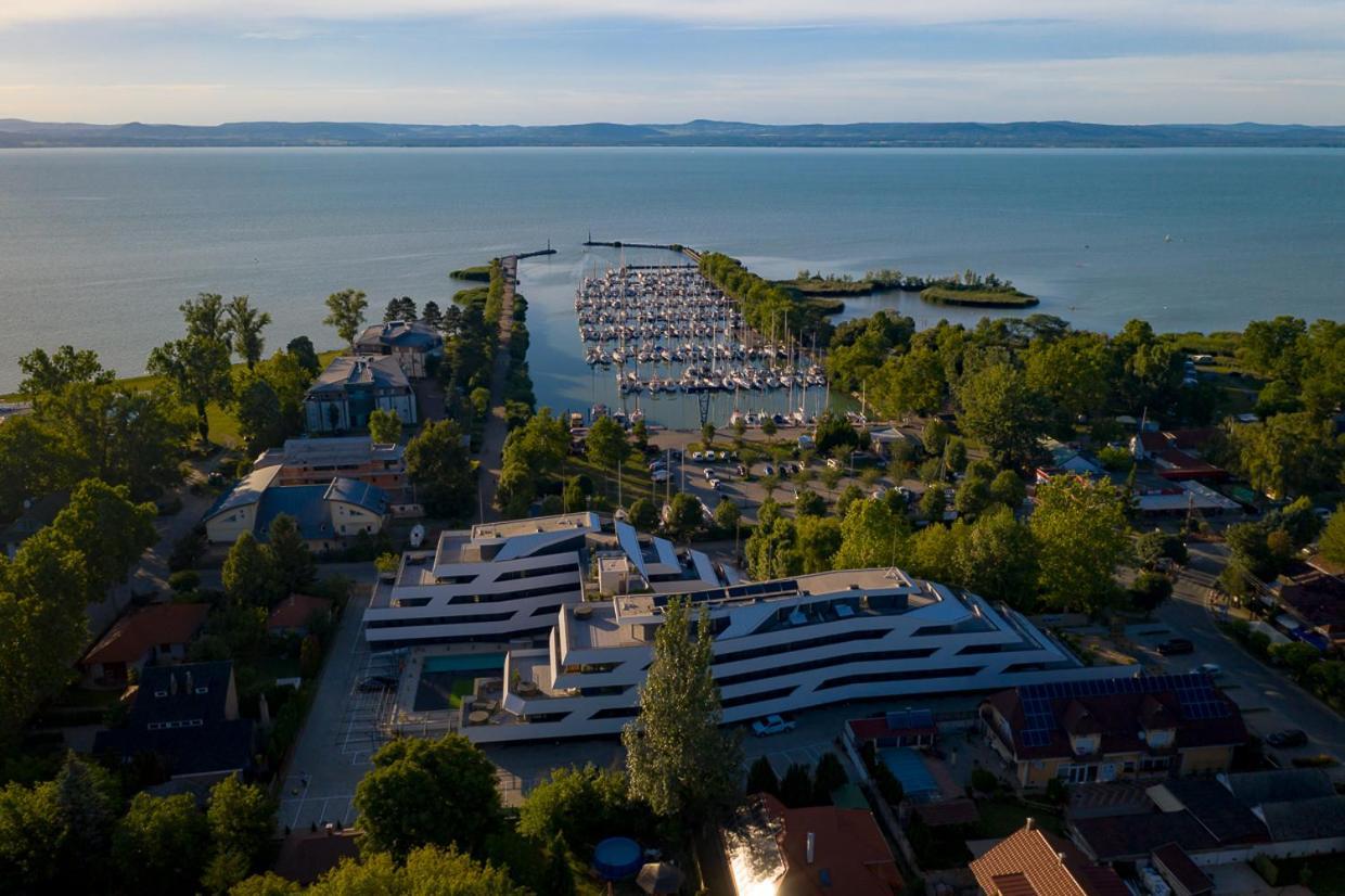 Marina Apartman Hotel Balatonszárszó Exteriör bild