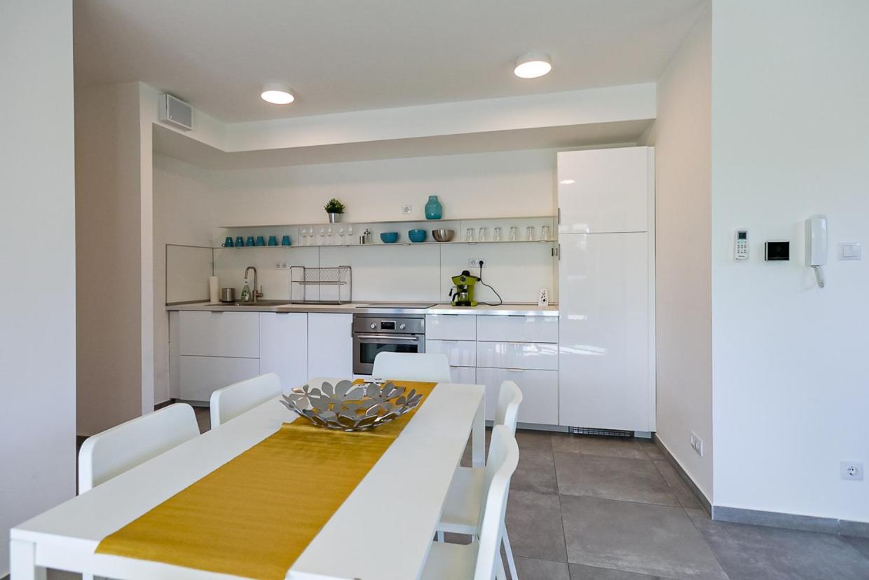 Marina Apartman Hotel Balatonszárszó Exteriör bild