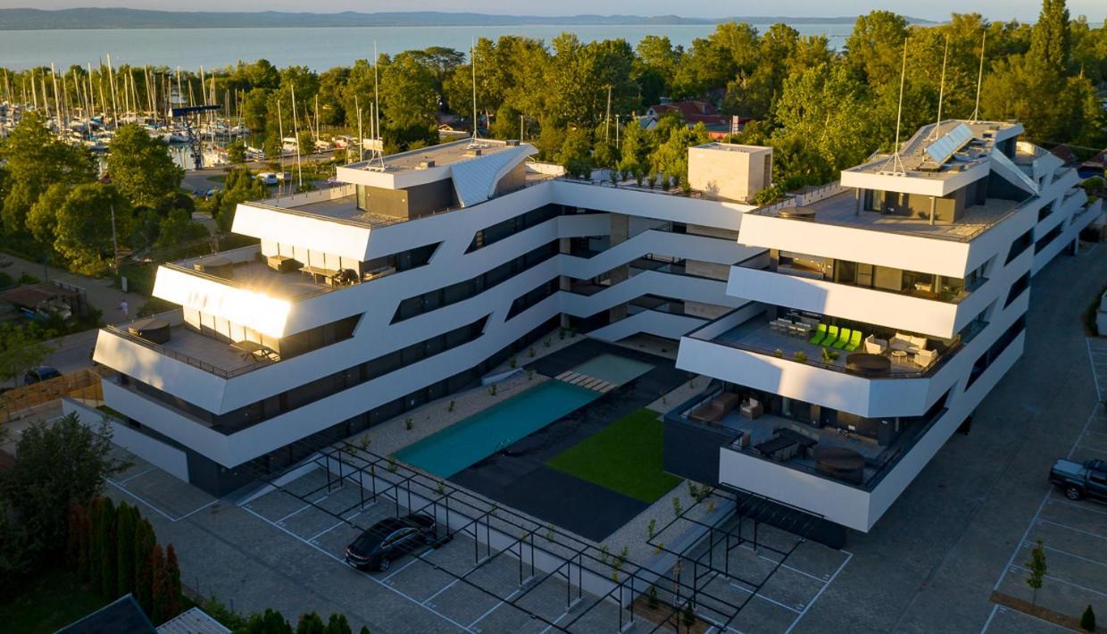Marina Apartman Hotel Balatonszárszó Exteriör bild