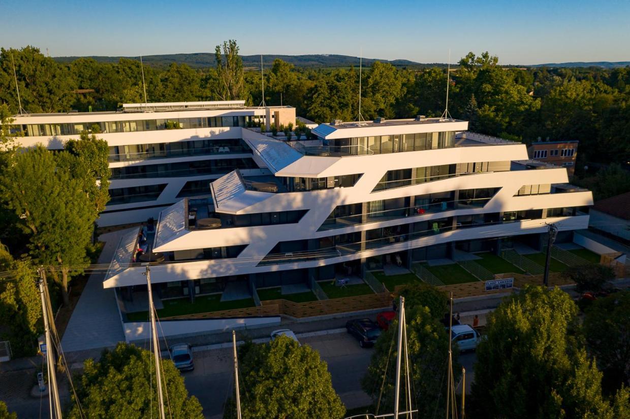 Marina Apartman Hotel Balatonszárszó Exteriör bild