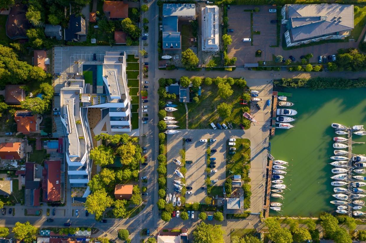 Marina Apartman Hotel Balatonszárszó Exteriör bild