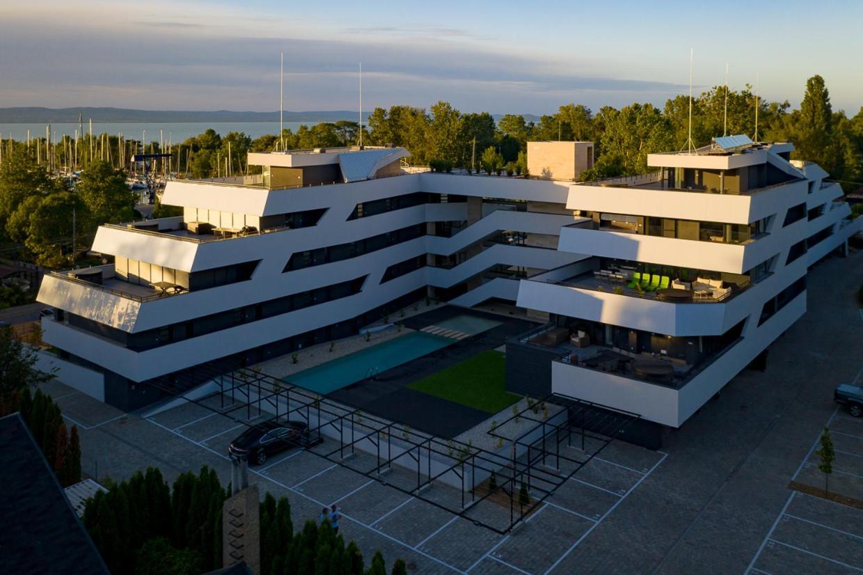Marina Apartman Hotel Balatonszárszó Exteriör bild